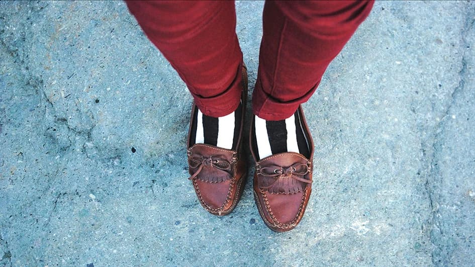 Mocassins en cuir et pantalon bordeaux : le bordeaux, un rouge profond et élégant pour une identité de marque