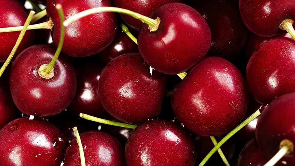 Cerises bien mûres en gros plan : le rouge cerise, gourmand et pétillant, dans une identité de marque