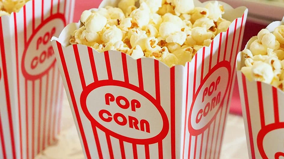 Cornets de pop-corn rayés rouge et blanc : le rouge vif, couleur du cinéma et du divertissement