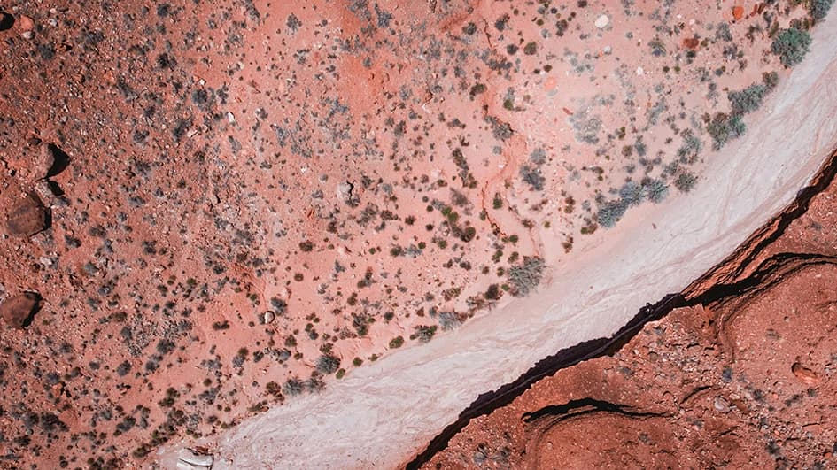 Vue aérienne d'une terre rouge et aride : la terre cuite, un rouge chaleureux et naturel pour une identité de marque