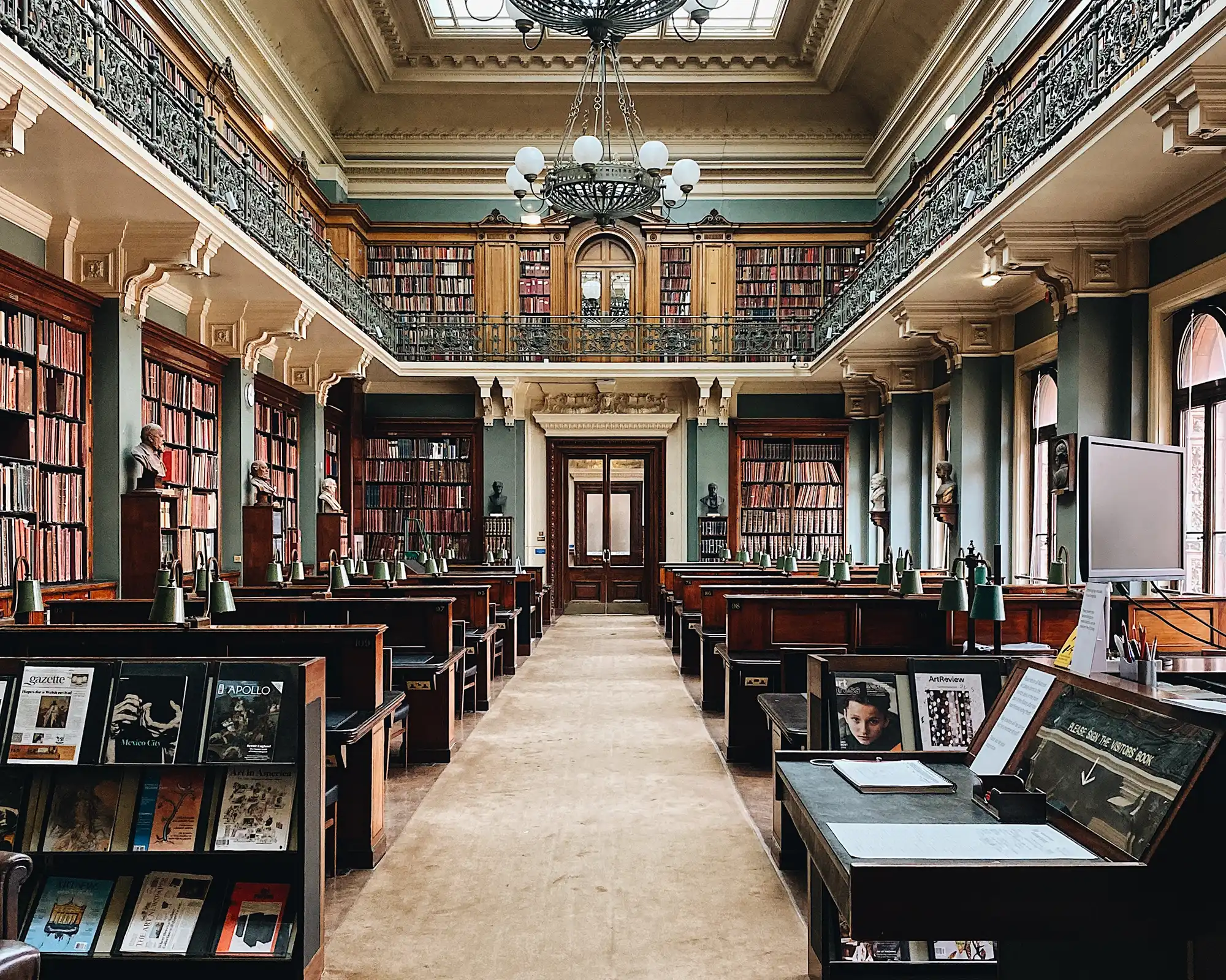 Grande bibliothèque classique aux rayonnages remplis de livres anciens, l'univers du design éditorial