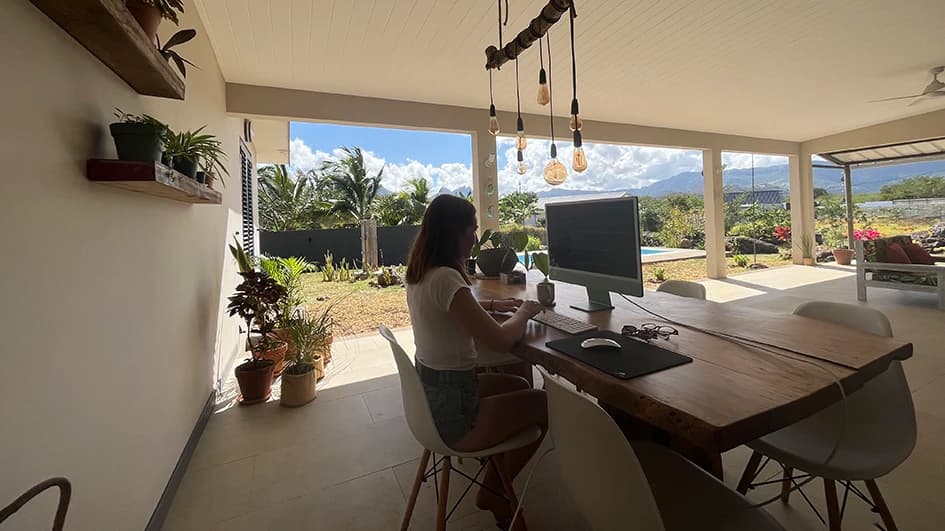 Bureau d'un graphiste digital nomad à l'ile Maurice