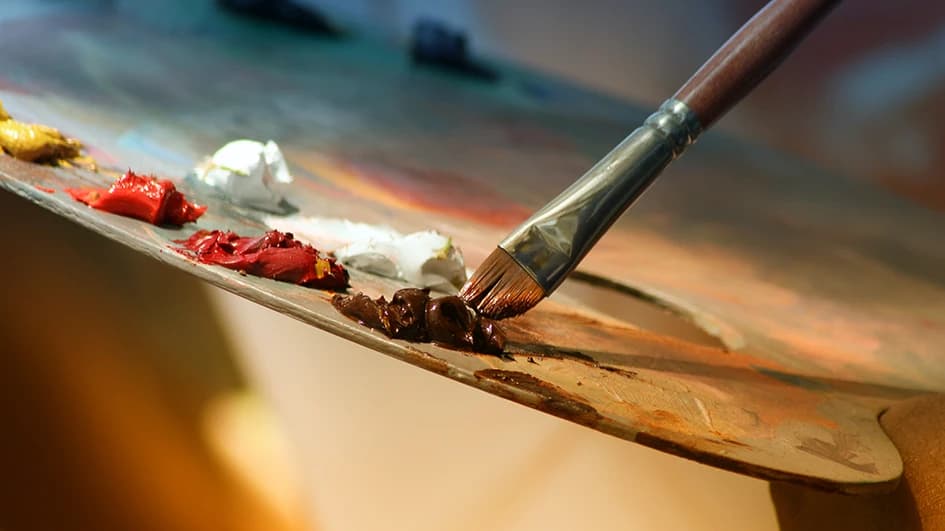 Palette de peinture comportant plusieurs couleurs.