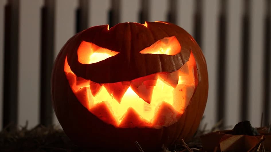 Citrouille d'Halloween sculptée et éclairée : mal dosé, le orange peut paraître inquiétant ou criard