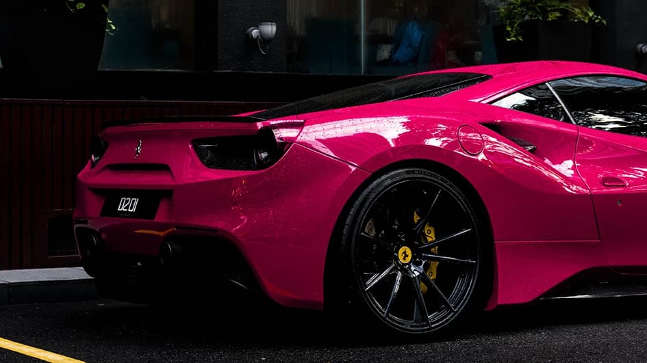 Ferrari et le rose : une histoire qui roule !