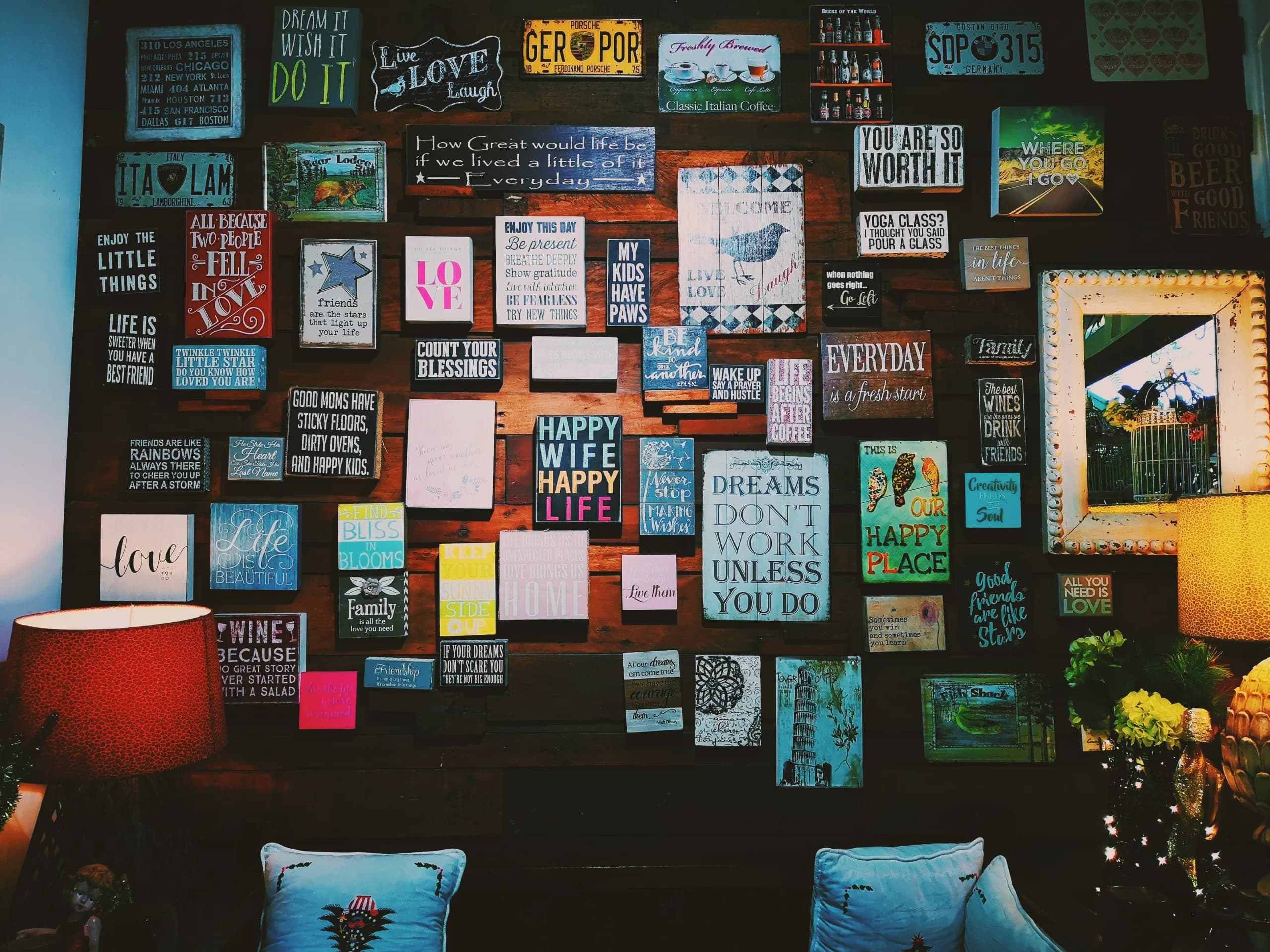 Un mur rempli d'affiche, de papier et de plaque d'immatriculation qui forme un moodboard et qui peut servir à créer de l'inspiration