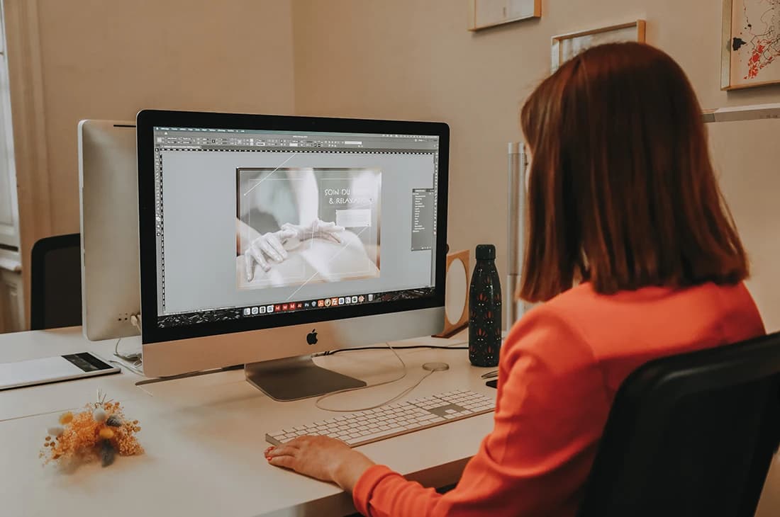 Fanny Métivier, graphiste à Nantes est assise à son bureau en cours de réalisation d'une identité visuelle.