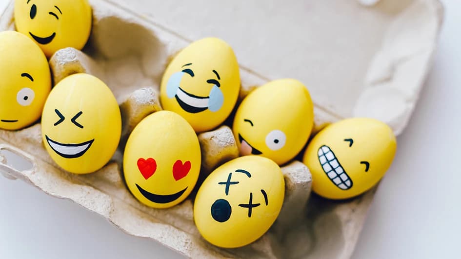 Oeufs jaune avec des smileys