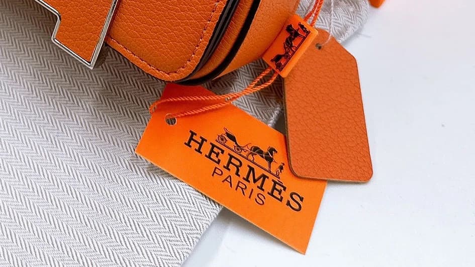 Hermès utilise avec succès et élégance le orange dans son identité visuelle