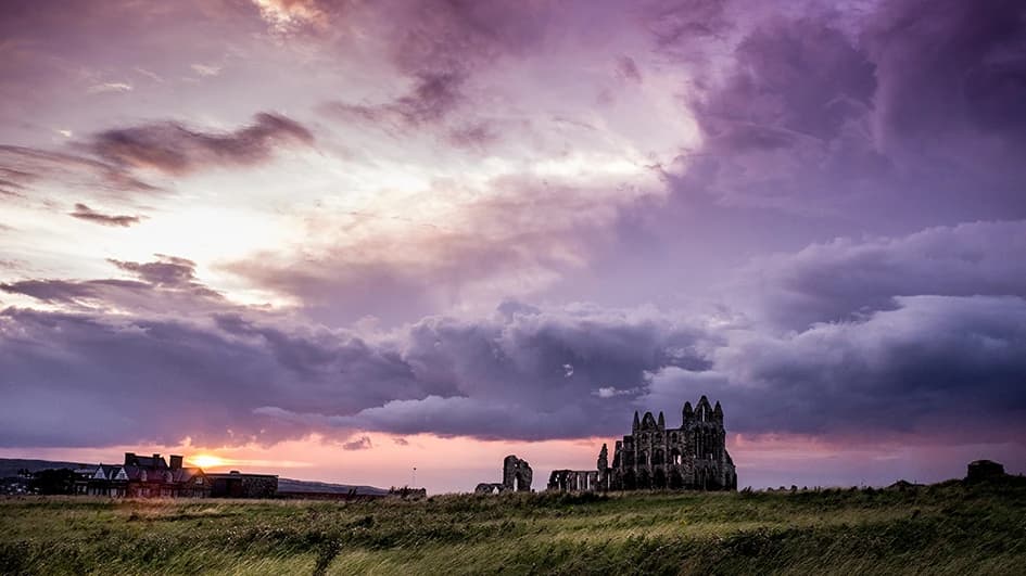 Paysage au milieu de la campagne avec un château et un ciel de couleur violette