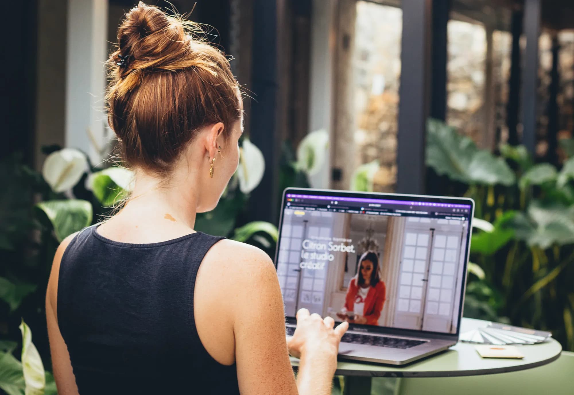 Fanny Métivier au travail sur le site du studio Citron Sorbet, entourée de plantes