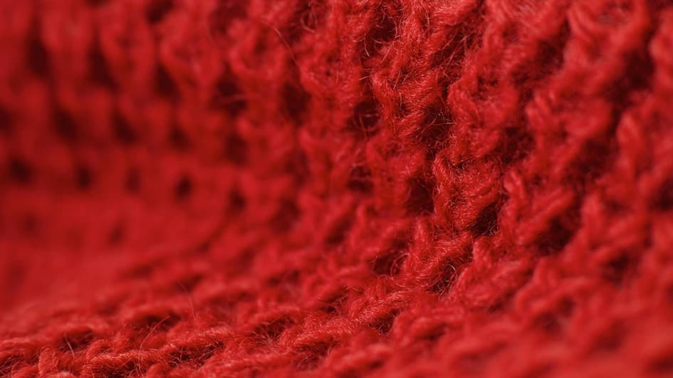 Maille de laine rouge en gros plan : le choix du rouge pour son logo
