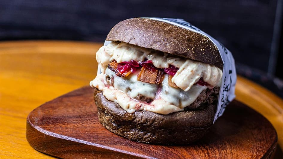 Robustesse et convivialité pour les logos des restaurants de viande et burger