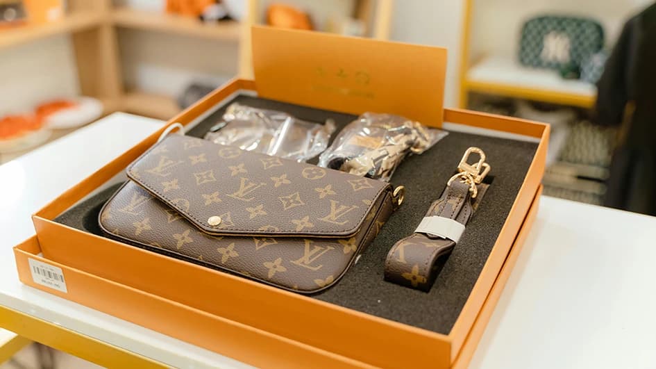 Louis Vuitton a opté pour le marron dans son identité de marque et en a fait une des composantes essentielles de son branding
