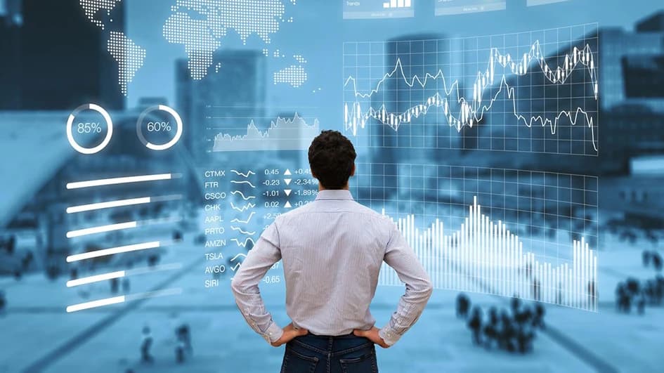 Homme de dos face à des tableaux de bord financiers et des courbes boursières projetés en surimpression bleue