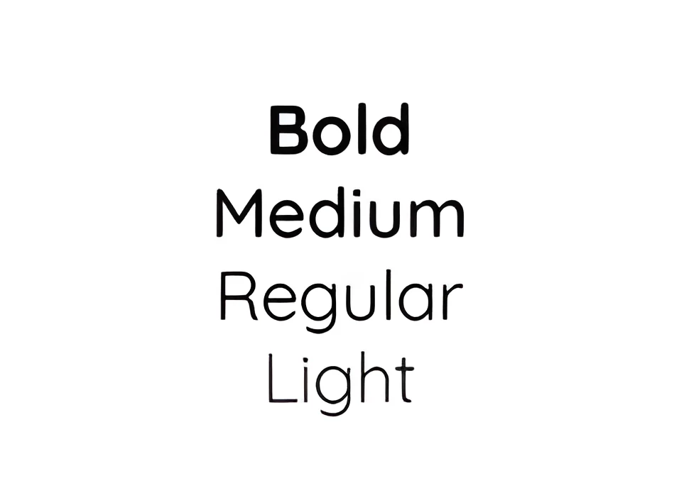Quatre graisses d'une même police sans serif, de haut en bas Bold, Medium, Regular et Light, en noir sur fond blanc