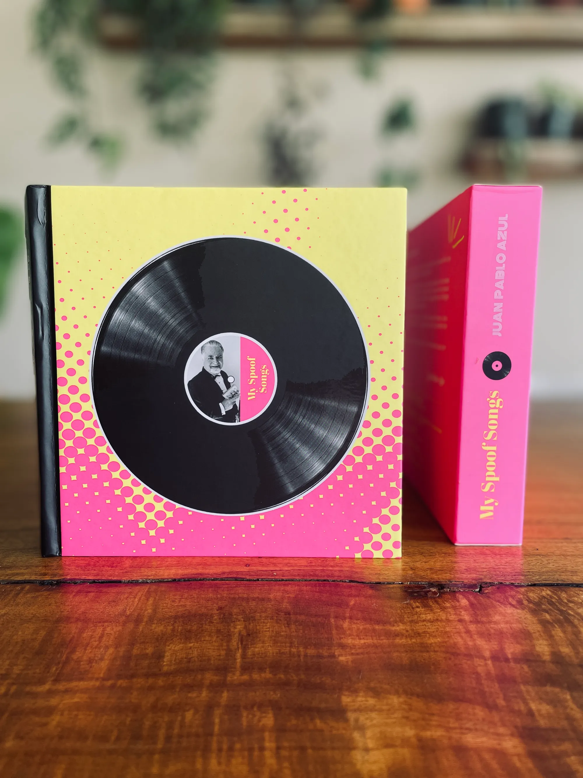 Livre-disque et son étui rose côte à côte : couverture au vinyle sur trame pop, titre et nom de l'auteur à la verticale sur la tranche
