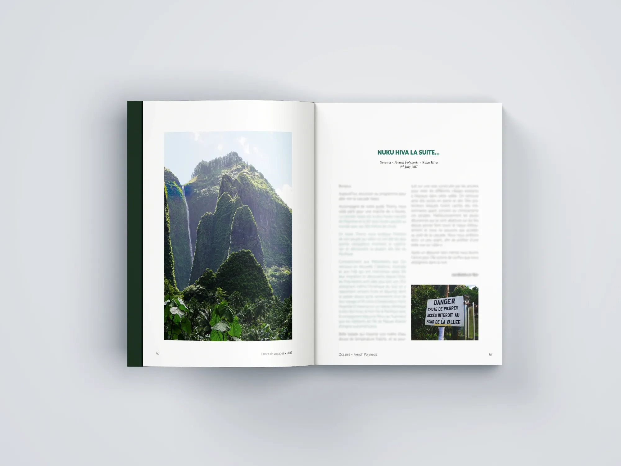 Double page Nuku Hiva du carnet de voyages : falaises couvertes de végétation en pleine page face au récit sur deux colonnes