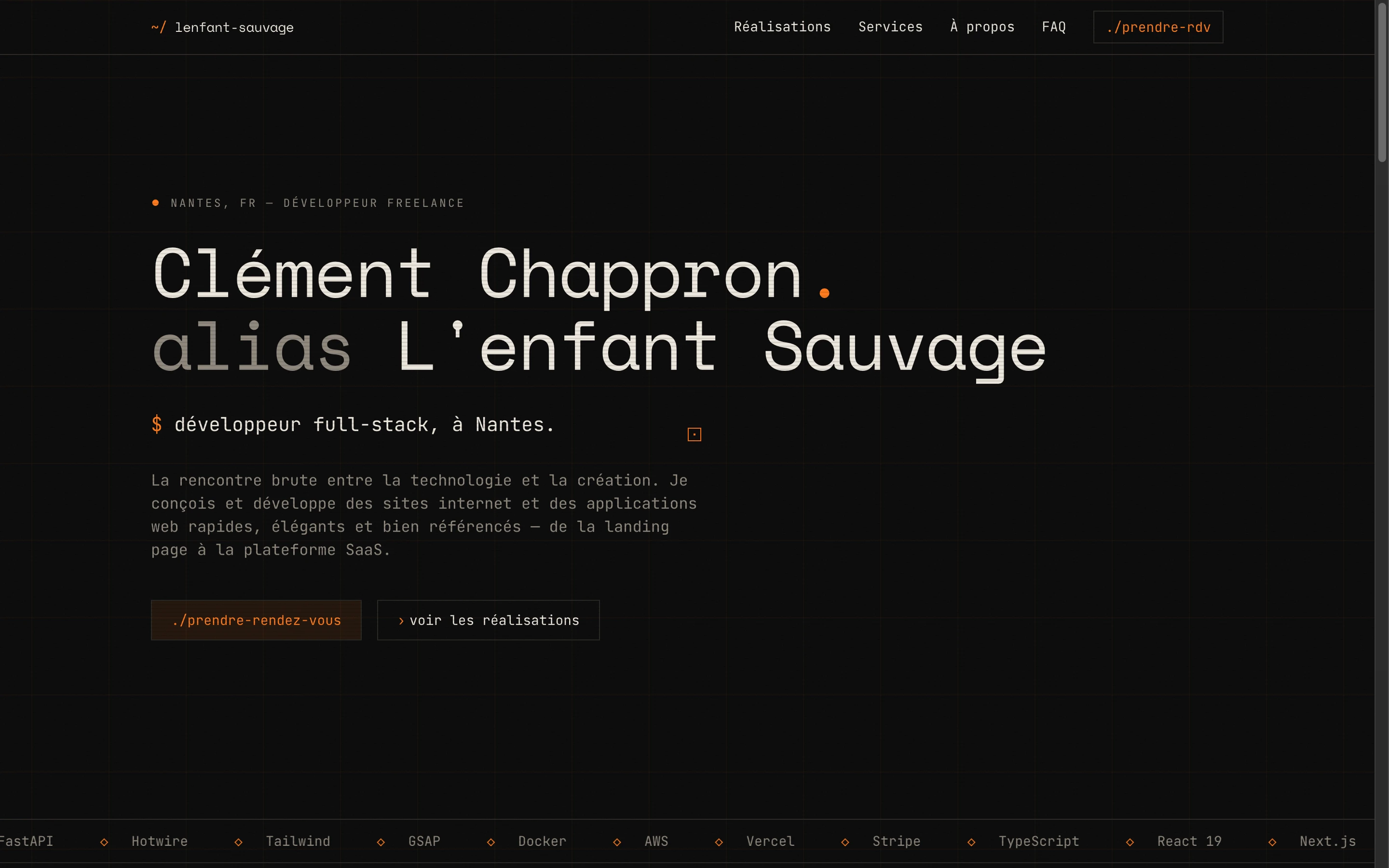 Page d’accueil du site de L’enfant Sauvage : Clément Chappron, développeur full-stack, en typographie de terminal sur fond noir