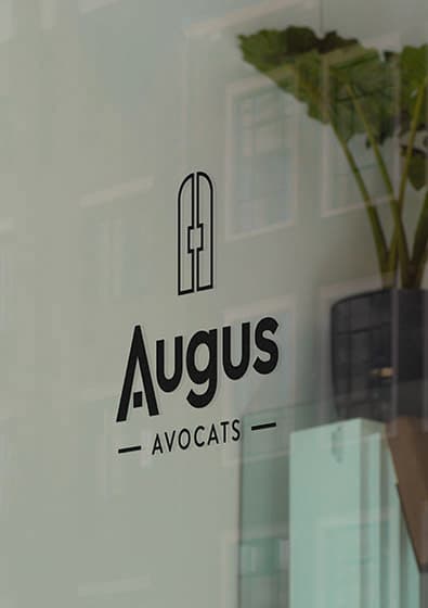 Vitrophanie du logo Augus Avocats en noir sur la vitre du cabinet, monogramme porte au-dessus du nom
