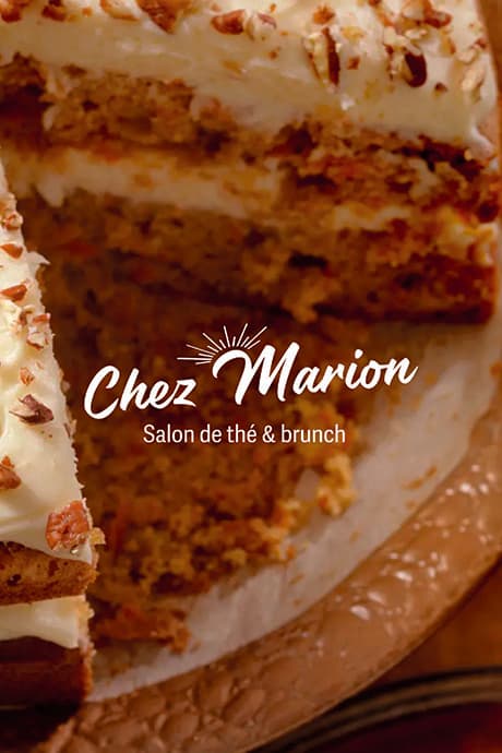 Logo Chez Marion « Salon de thé & brunch » en blanc sur une photo de carrot cake, visuel de l'identité du salon de thé