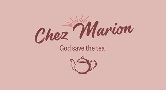 Déclinaison anglaise du logo Chez Marion en prune sur rose poudré, avec « God save the tea » et une théière