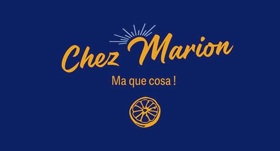 Déclinaison italienne du logo Chez Marion en jaune sur bleu, avec « Ma que cosa ! » et une rondelle d'agrume