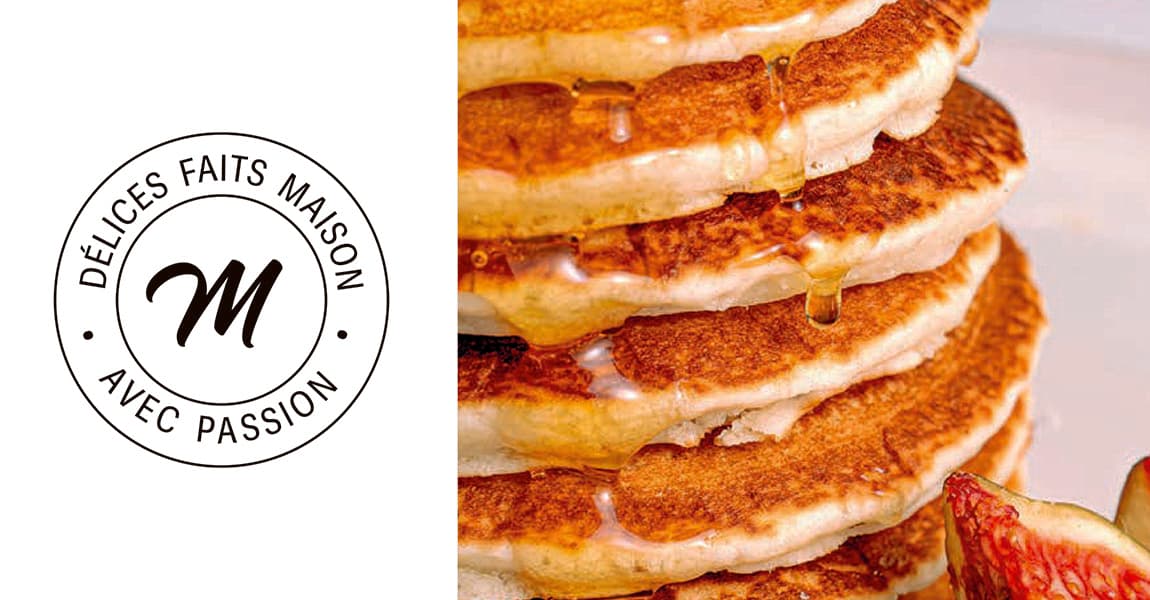 Tampon rond « Délices faits maison avec passion » au monogramme M de Chez Marion, à côté d'une pile de pancakes