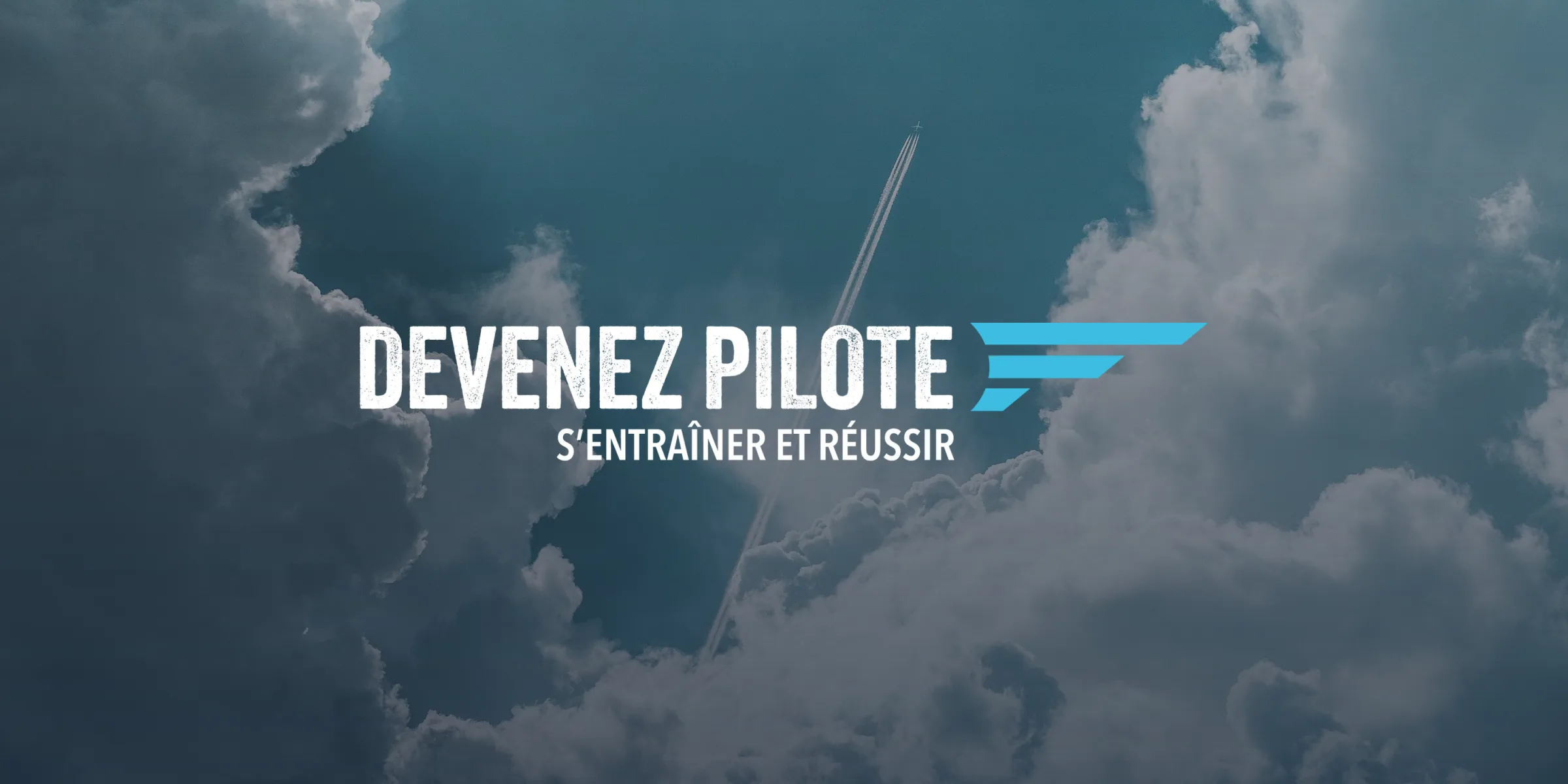 Logo Devenez Pilote en lettres blanches texturées et ailes bleu ciel, sur un ciel nuageux traversé par la traînée d'un avion