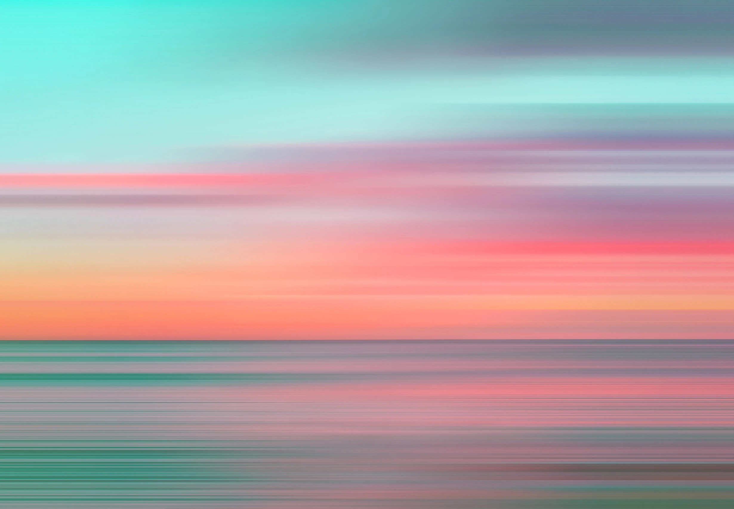 Ciel de coucher de soleil sur la mer en filé turquoise et corail, photo d'ambiance de l'identité de Justine Lorre