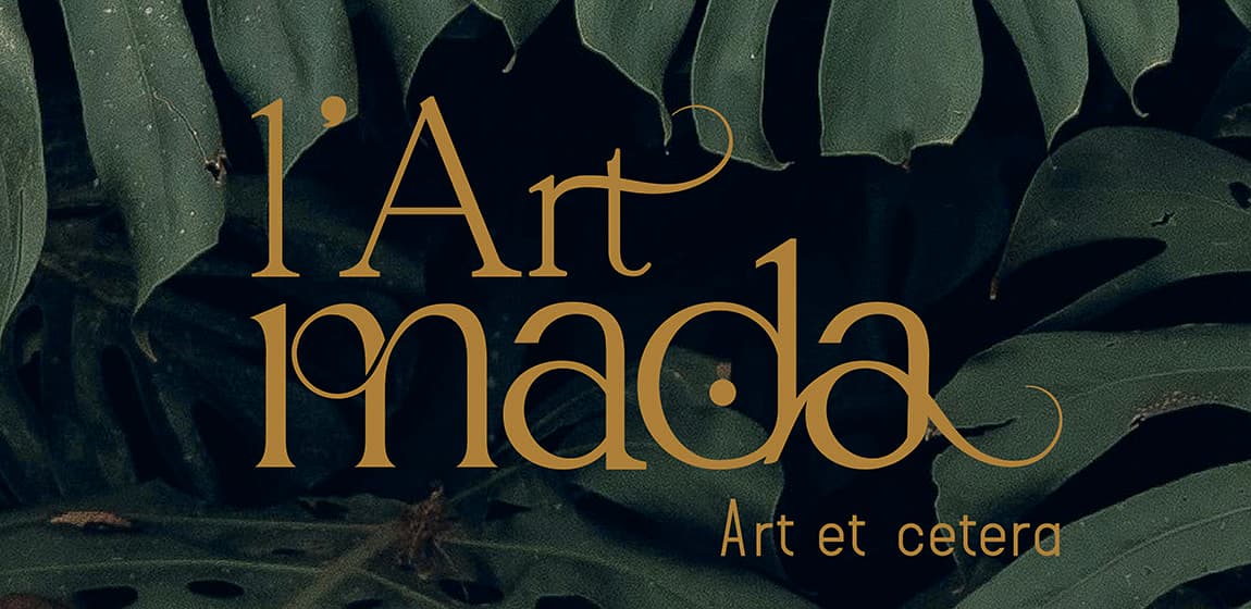 Logo L’Art Mada doré aux déliés organiques et baseline « Art et cetera », sur un fond de feuilles de monstera
