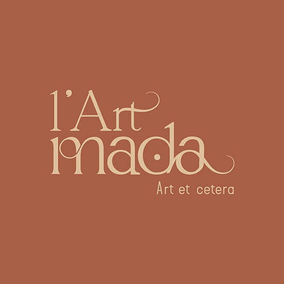 Logo L’Art Mada crème sur fond terracotta, lettres aux longs déliés et baseline « Art et cetera »
