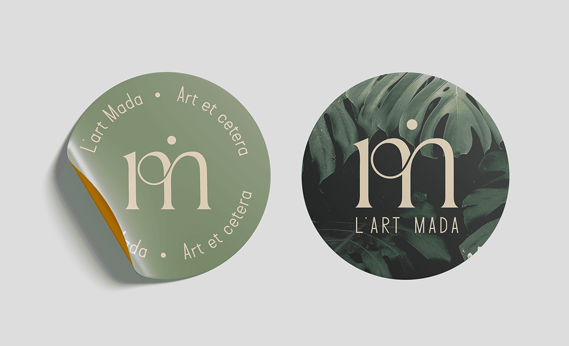 Deux stickers ronds L’Art Mada, monogramme crème sur fond sauge et sur photo de monstera, avec « Art et cetera »