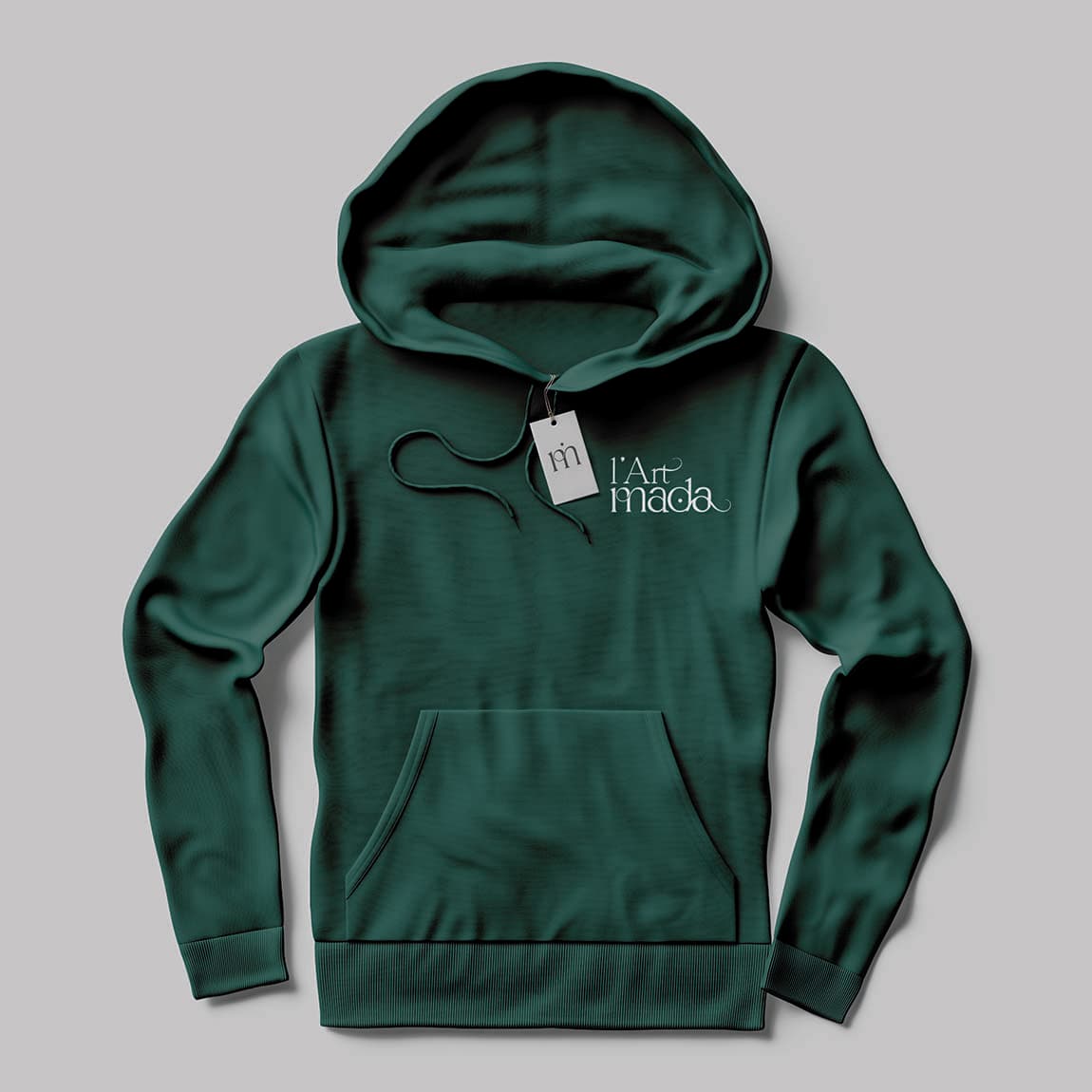 Sweat à capuche vert sapin marqué du logo blanc L’Art Mada, avec une étiquette au monogramme lm