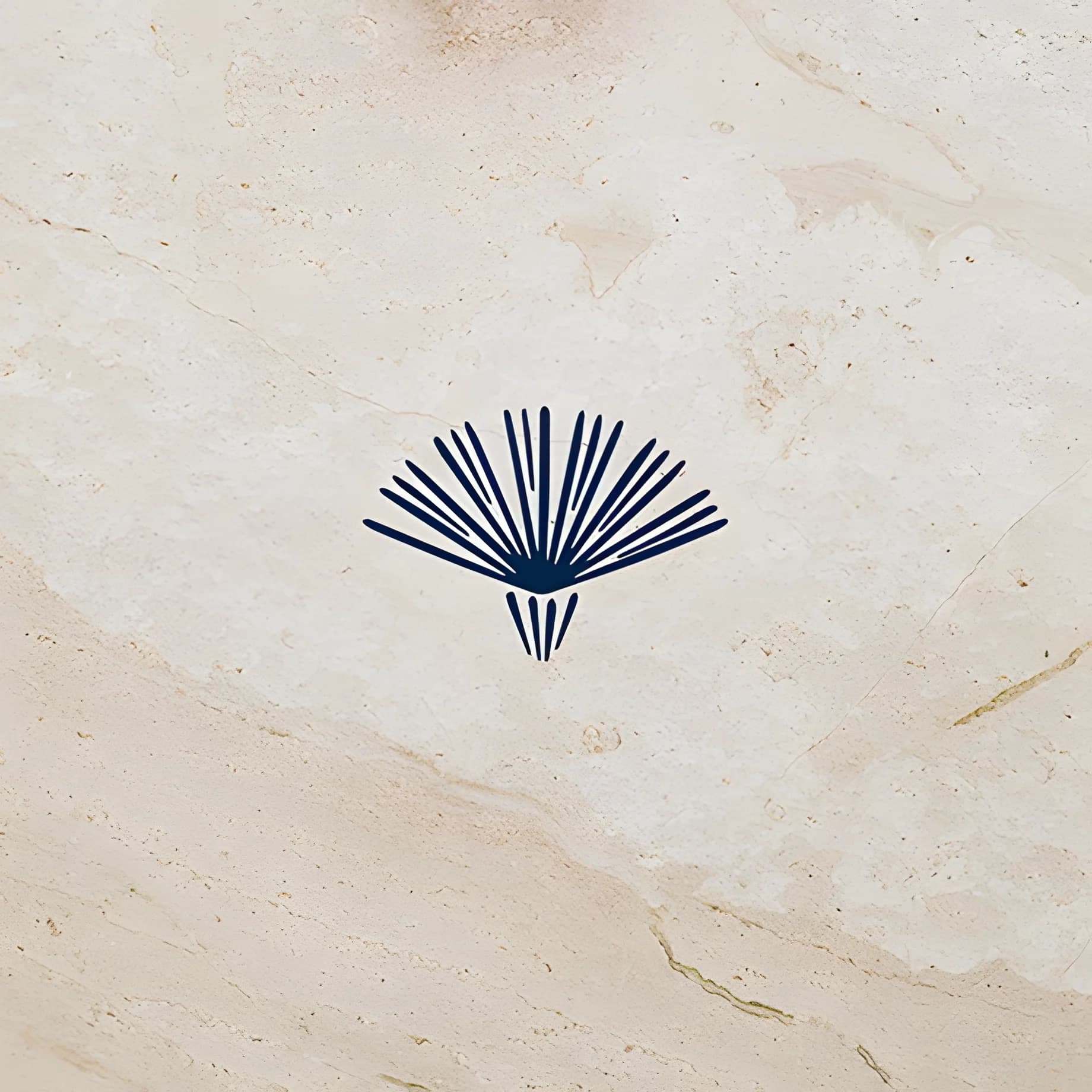 Pictogramme en éventail bleu nuit sur marbre beige, identité visuelle de Lunesens, masseuse en Sud Loire, par le Studio Citron Sorbet