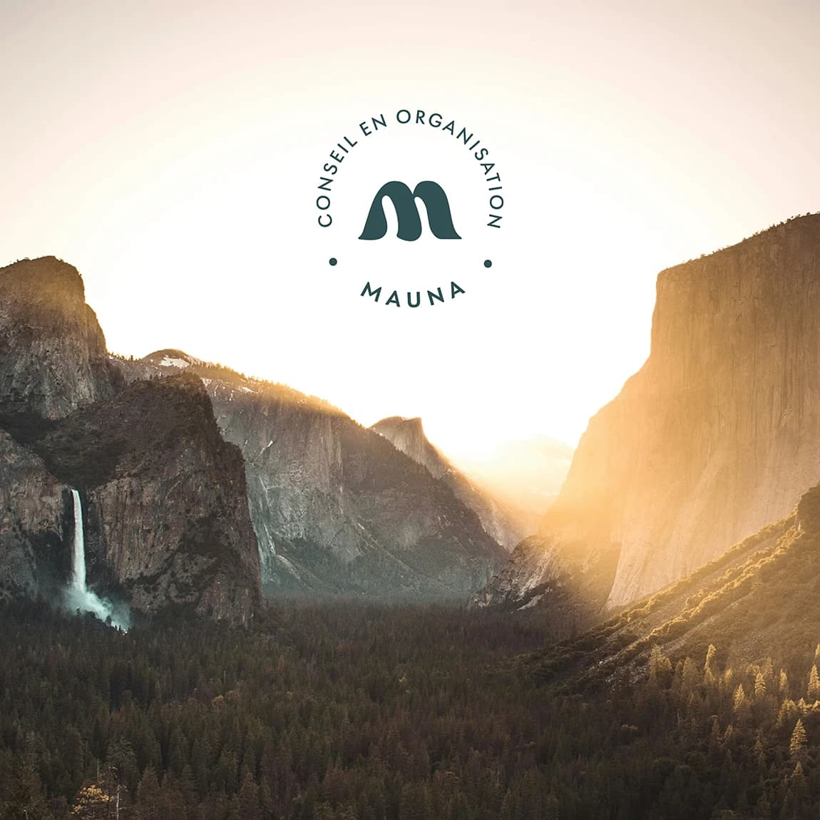 Macaron circulaire « Conseil en organisation, Mauna » sur une vallée de montagne au soleil levant, visuel de marque