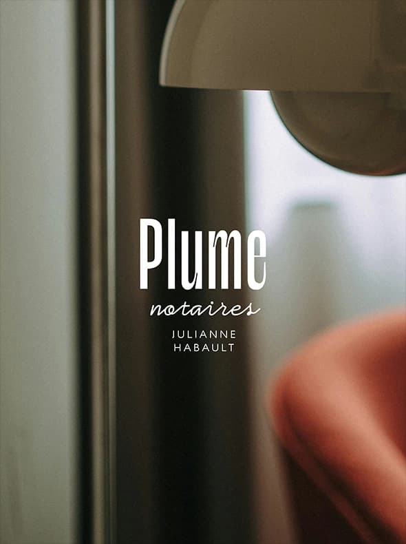 Logo Plume notaires, Julianne Habault, en blanc sur une photo d'intérieur feutrée, visuel d'ouverture de l'identité