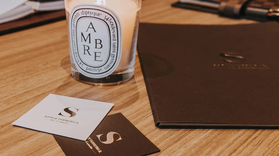 Cartes de visite blanche et chocolat au monogramme S de Sophie Ferreira B., architecte d'intérieur à La Rochelle : voir le projet du studio